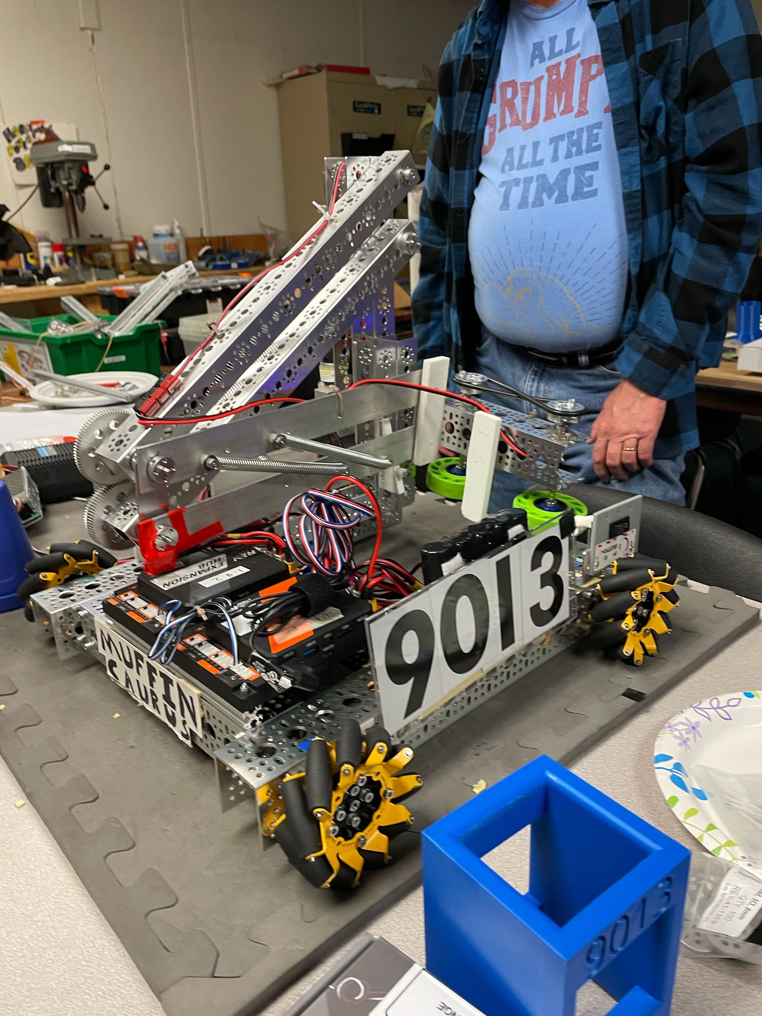 Inspecting robot for loose fasteners